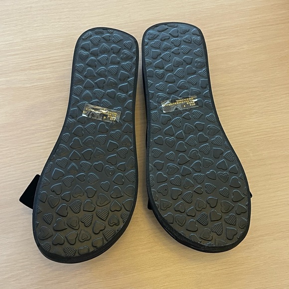 NIB Black wedge flip flops - Picture 6 of 6